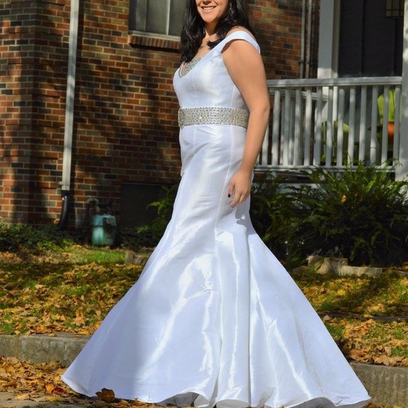 New Photos Added! Gorgeous white gown - Picture 8 of 8